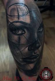 Leg Moto me stil tradicional gruaja portret tatuazh i zi gri