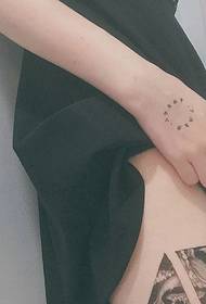 Klein vers tattoo-patroon voor vrouwen