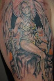 Γυναίκα τατουάζ χρώμα πολεμιστής με φτερά στα φτερά