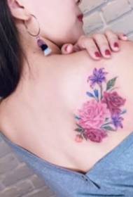 Un conjunto de pequeños tatuajes frescos para niñas en púrpura