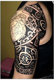 Totem tatuering för mäns armatmosfär