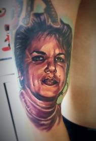 Retrat de dona amb patrons de tatuatges de colors