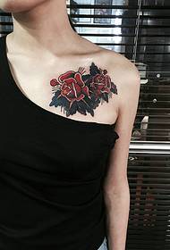 Dua gambar tato mawar merah di bawah tulang selangka si gadis dengan bahu tanpa tali