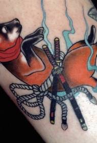 Ang moderno nga tradisyonal nga istilo nga kolor nga pusa sa Asya nga adunay sumbanan sa tattoo sa katana