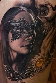 Gruaja e stilit të realizmit të këmbës me tatuazh maskë