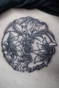Vita laterale della ragazza sulla linea in bianco e nero pianta astratta linea immagine tatuaggio fiore