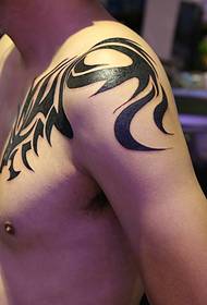 Molto adatto per i ragazzi, un tatuaggio tatuaggio totem drago
