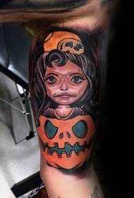 Patrón de tatuaje de brazo grande color niña y cabeza de calabaza