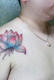 Model frumos de tatuaj de lotus pe umărul masculin