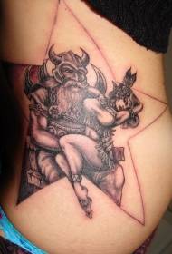 Juosmens rudos spalvos vikingas karys su penkiakampiu žvaigždės tatuiruotės modeliu