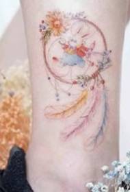 Eine kleine Gruppe von Mädchen schöne Traumfänger Tattoo