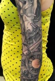 Flor brazo gris chica rueda y patrón de tatuaje pirata femenino