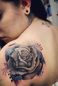 Mystérieux tatouage de rose noire