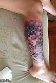 Modello di tatuaggio fiore gamba