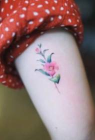 Ultra-jednoduché malé čerstvé tetovacie obrázky, ktoré sa páčia 27 dievčatám