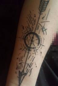 Okul çocuğu kolunda siyah prick geometrik soyut çizgi ok dövme resmi