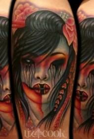 Corak tatu geisha yang menyeramkan warna bahu