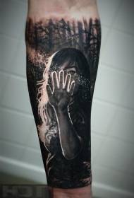 Realistický štýl čierna dievčina s tmavými lesmi a západom tetovania vzorom