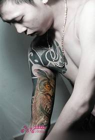 Tótem de moda de neno con fotos de tatuaxes de curuxa