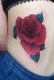 Immagini di tatuaggi floreali a forma di fiore con piante dipinte a vita laterale della ragazza