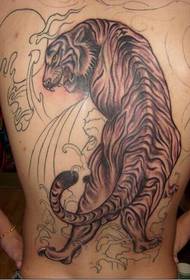 Zēnu ķermeņa daļās dominējošais tīģeru tetovējuma modelis Daquan