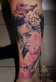 Teleća realistična boja lijepi azijski ženski portret i cvjetni uzorak tetovaža