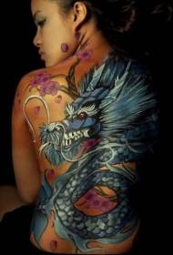 大藍龍和日本櫻桃紋身圖案在背面