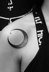 Motivo del tatuaggio della luna della personalità sotto la spalla della ragazza dopo il 95