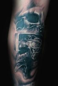 Arm black ash starověký válečník helma s vrána tetování vzorem