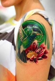 Симпатична шарена шарена шема на цветни тетоважи на рамото