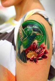 ʻO kaʻulaʻula floral tattoo hummingbird paleka ma luna o ka poʻohiwi