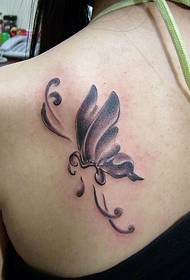 Elegante tatuaje de tótem de mariposa