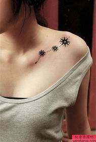 Vrouw kleine verse ster tattoo patroon