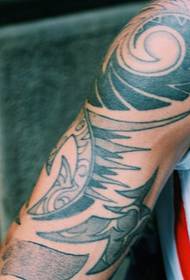 Згодна племенска тотемска тетоважа на раката на Ману