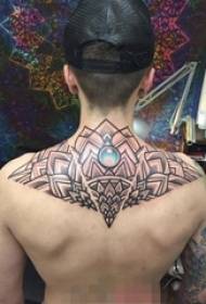 Хлопчик шиї позаду чорної лінії креативний малюнок татуювання візерунок