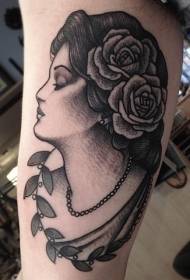 Uzorak tetovaže cvijeta velike žene u retro stilu
