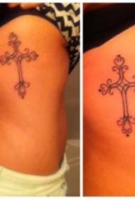 Vita laterale della ragazza sull'immagine geometrica del tatuaggio dell'incrocio del modello creativo dell'elemento nero della linea