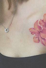 Floribus parvis integri puellaeque Tattoo apta moratis