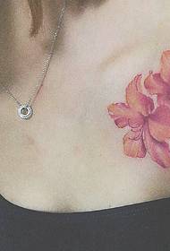 Tattoo ndogo ya maua safi ya maua yanafaa kwa wasichana walio na tabia nzuri