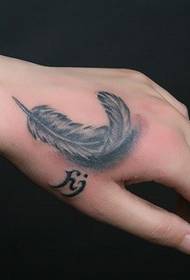 Delicato modello tatuaggio piuma