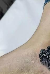 Романтична и сретна тетоважа дјетелине с четири листа