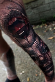 Tatuaggio di labbra di donna sanguinante raccapricciante in stile horror di gamba