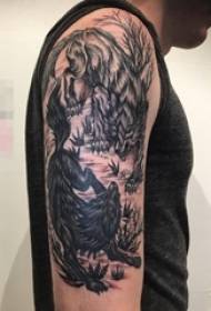 Ysan wasan maza a kan duhu launin toka mai layin zane mai ƙyar da wolf tattoo