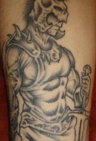 Braccio guerriero serio grigio nero con motivo tatuaggio teschio casco