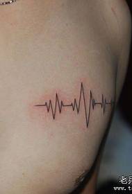Mužská hruď s tetovacím elektrokardiogramom