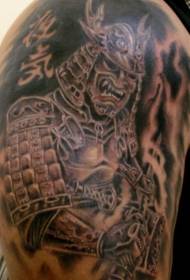 Modello di tatuaggio di guerriero scuro arrabbiato giapponese marrone spalla spalla