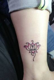 Mooie lotus-tatoeage voor meisjes