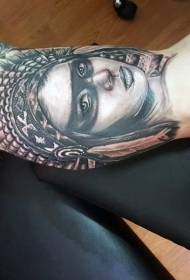 Beso handia harrigarri beltz errealista indiar emakumearen erretratua tatuaje eredua