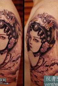 Patrón de tatuaje de flor de brazo