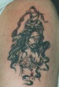 Modello di tatuaggio vichingo capelli lunghi neri sulle gambe